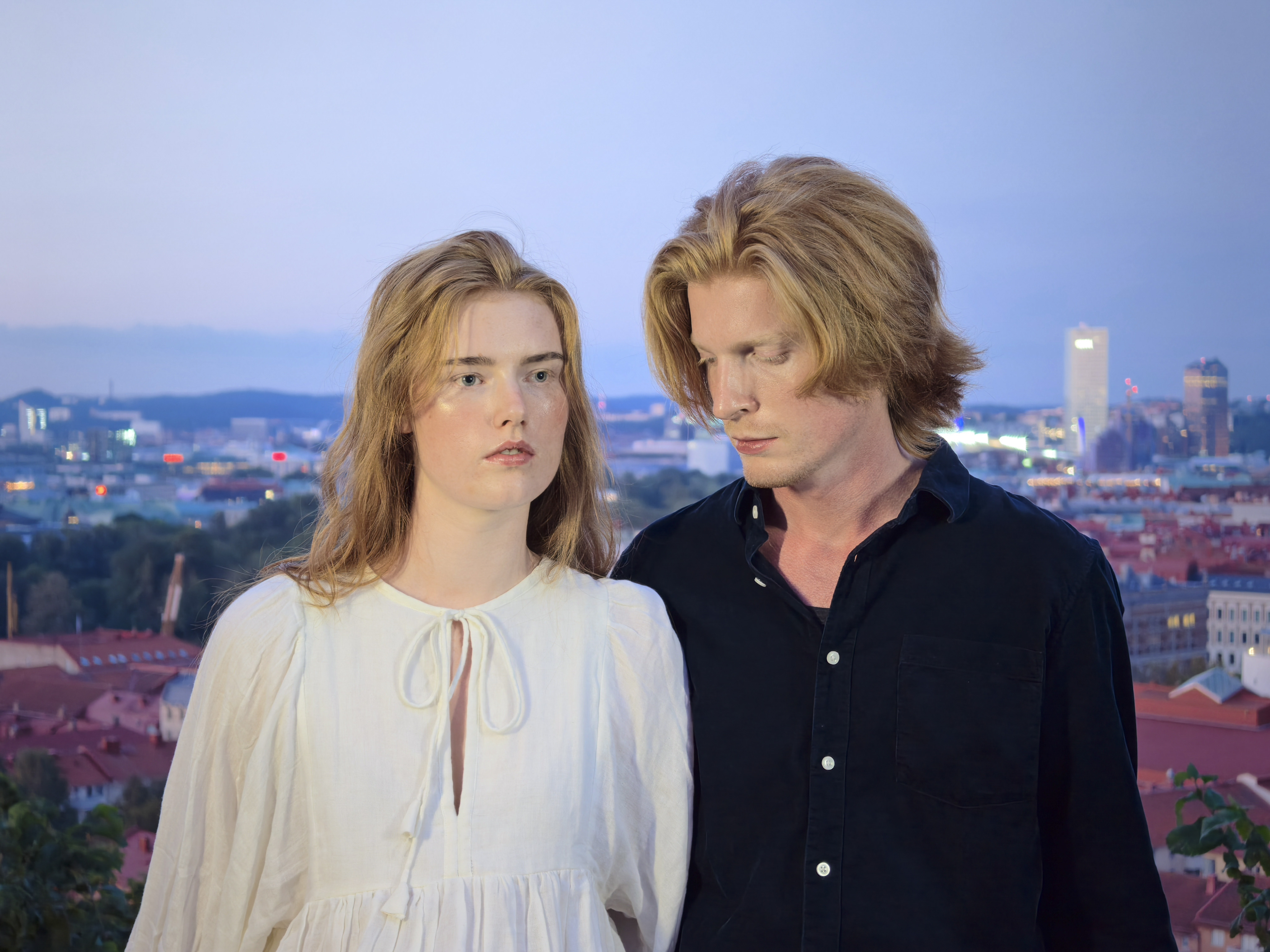 Oppo Find X8 Ultra phone sample image: a couple at last light