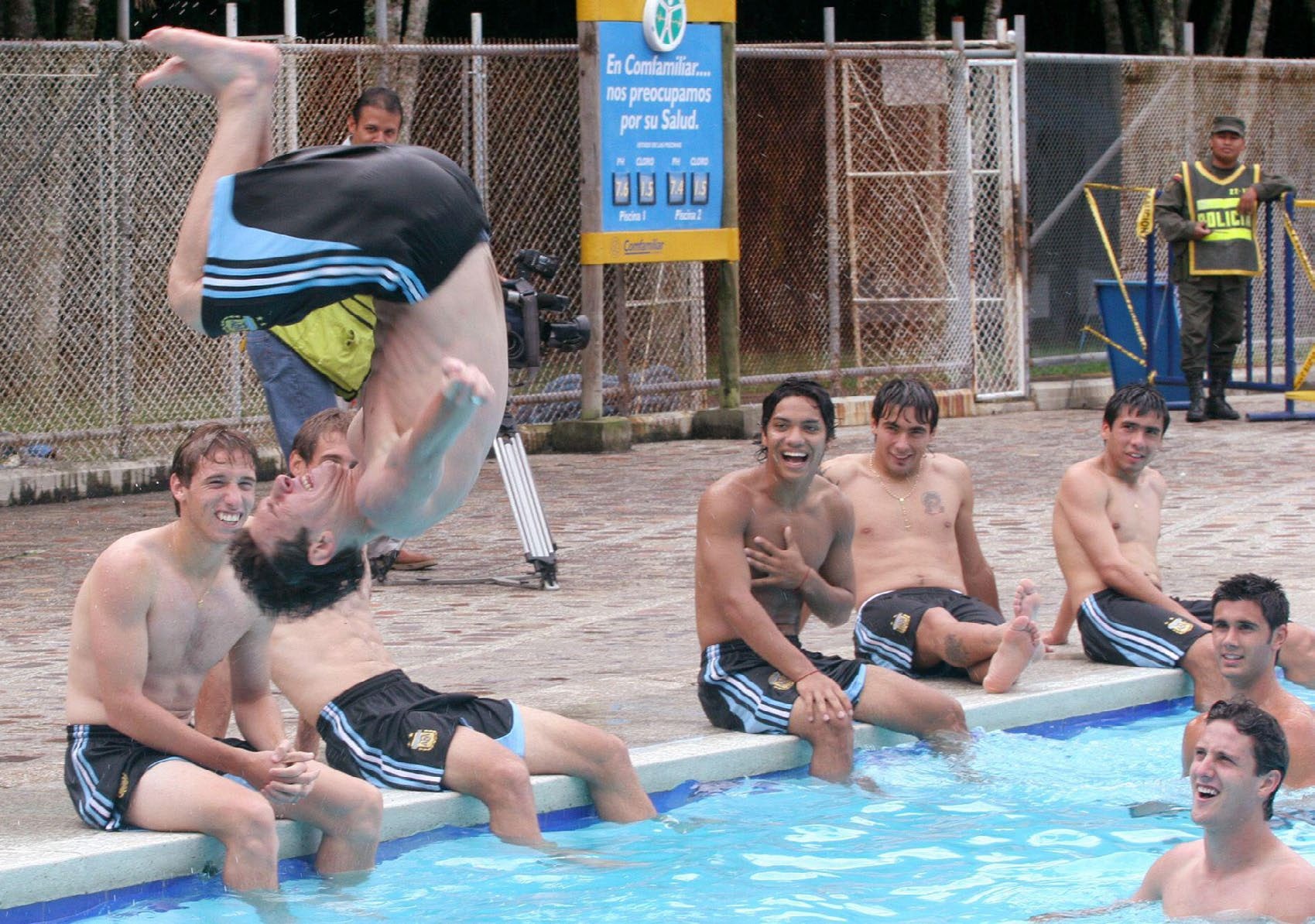 2PEFJ6G Lionel Messi, who plays for Spain's Barcelona FC, jumps into a pool during a relaxed practice of the Argentina's under-20 soccer team in Pereira, Colombia, Friday, Jan. 14, 2005. Argentina plays in the Group A of the South American under-20 championship in Colombia's mountainous coffee-growing region. (AP Photo/Fernando Vergara) **EFE OUT**