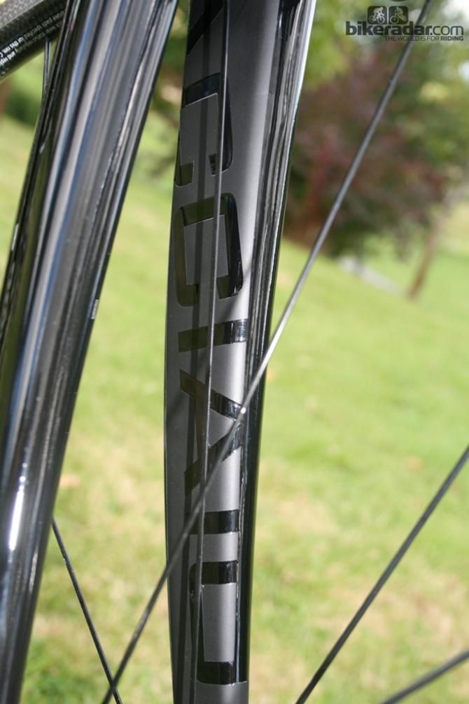The steel stops at the fork of the Super Acciaio, which is a Deda Nero Supremacy with a classic curve and neat graphics