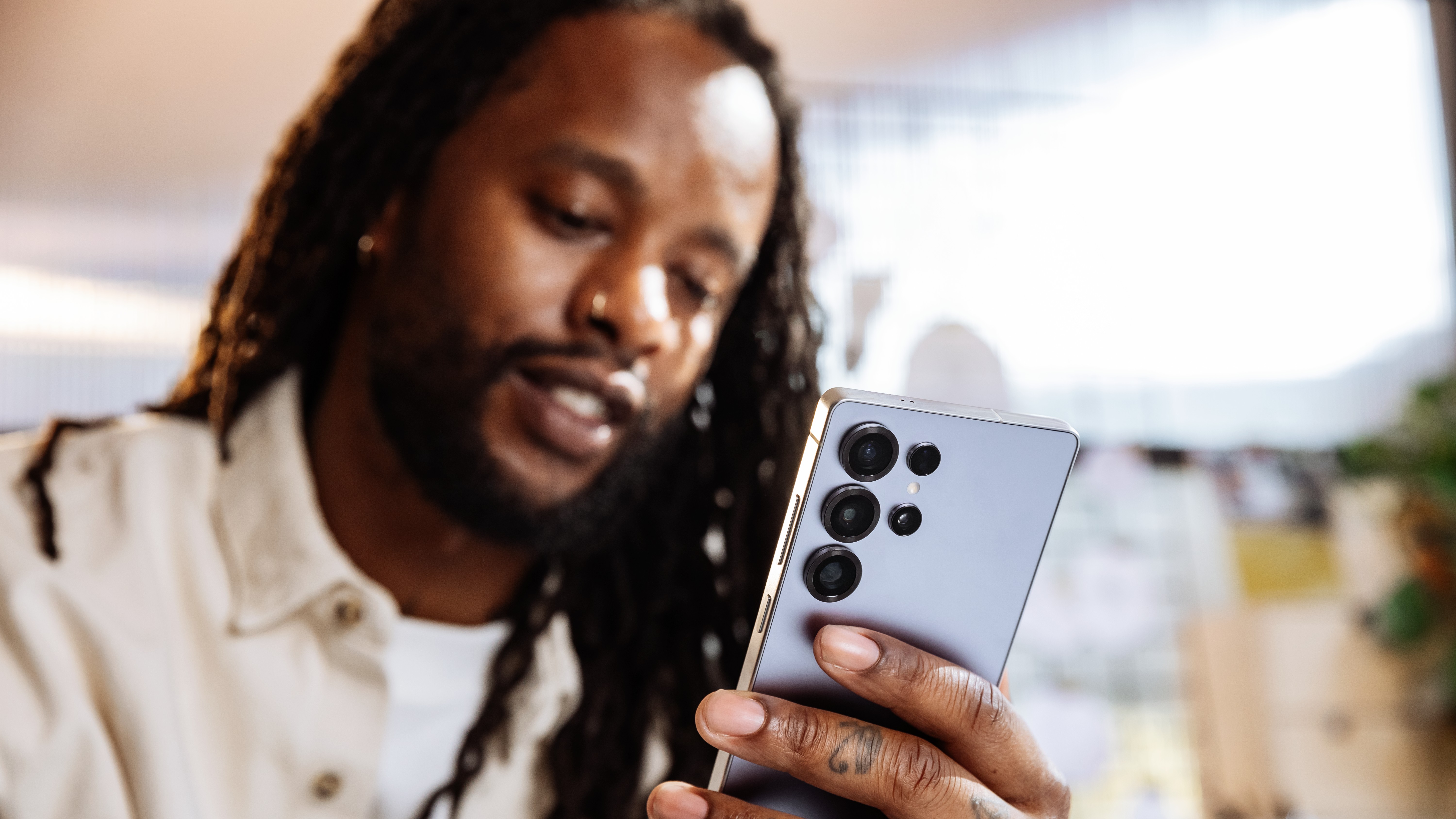 Man playing on Samsung Galaxy S25