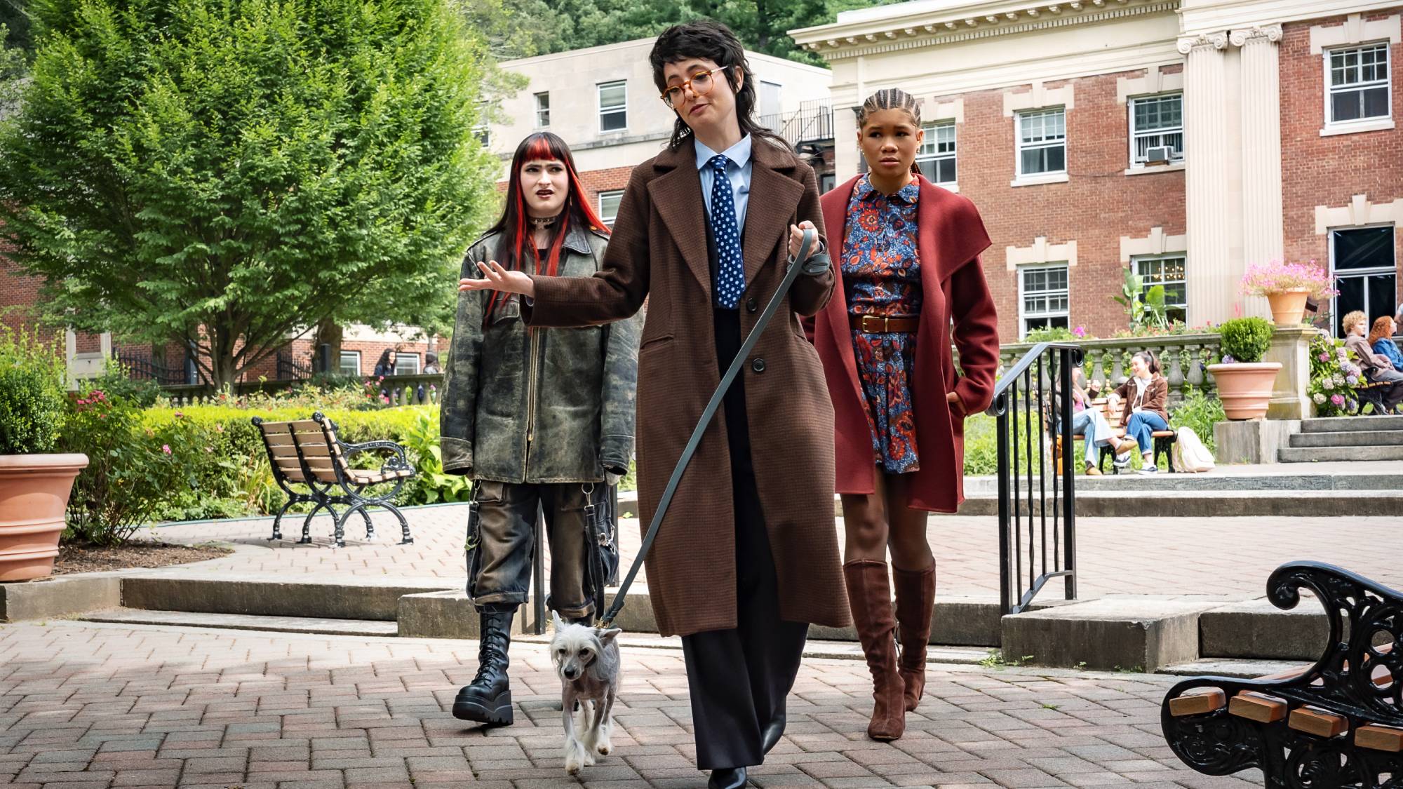 (L-R) آیوی وولک در نقش آگوست، دکتر سارا شرمن در نقش شیلینگ و استورم رید در نقش لونا "هم اتاقی ها" در نتفلیکس