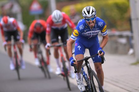Julian Alaphilippe attacks