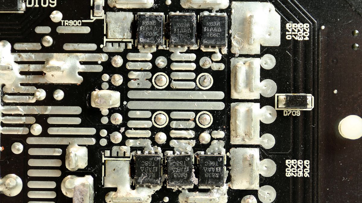 Antec Signature Titanium 1000W 12V FETs and VRMs