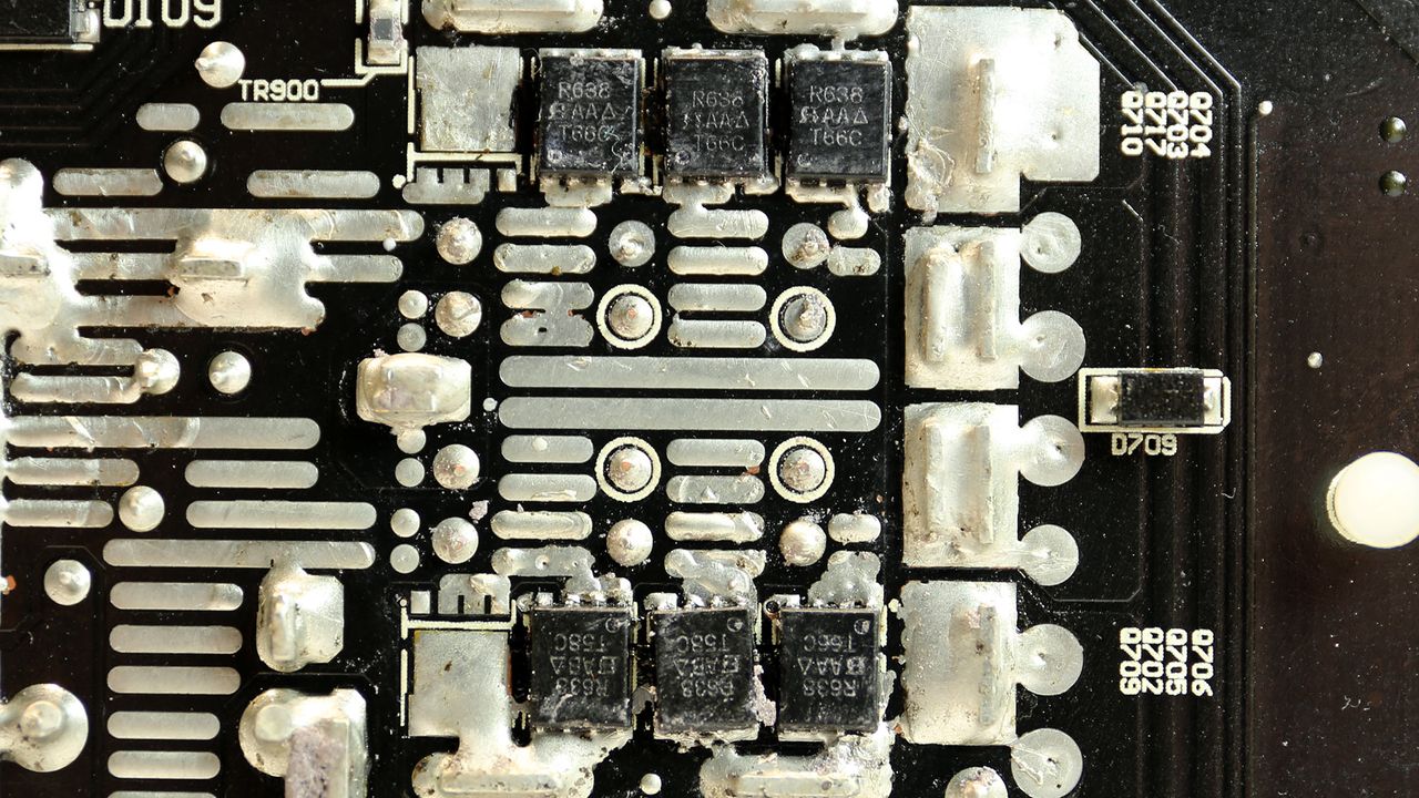 Antec Signature Titanium 1000W 12V FETs and VRMs