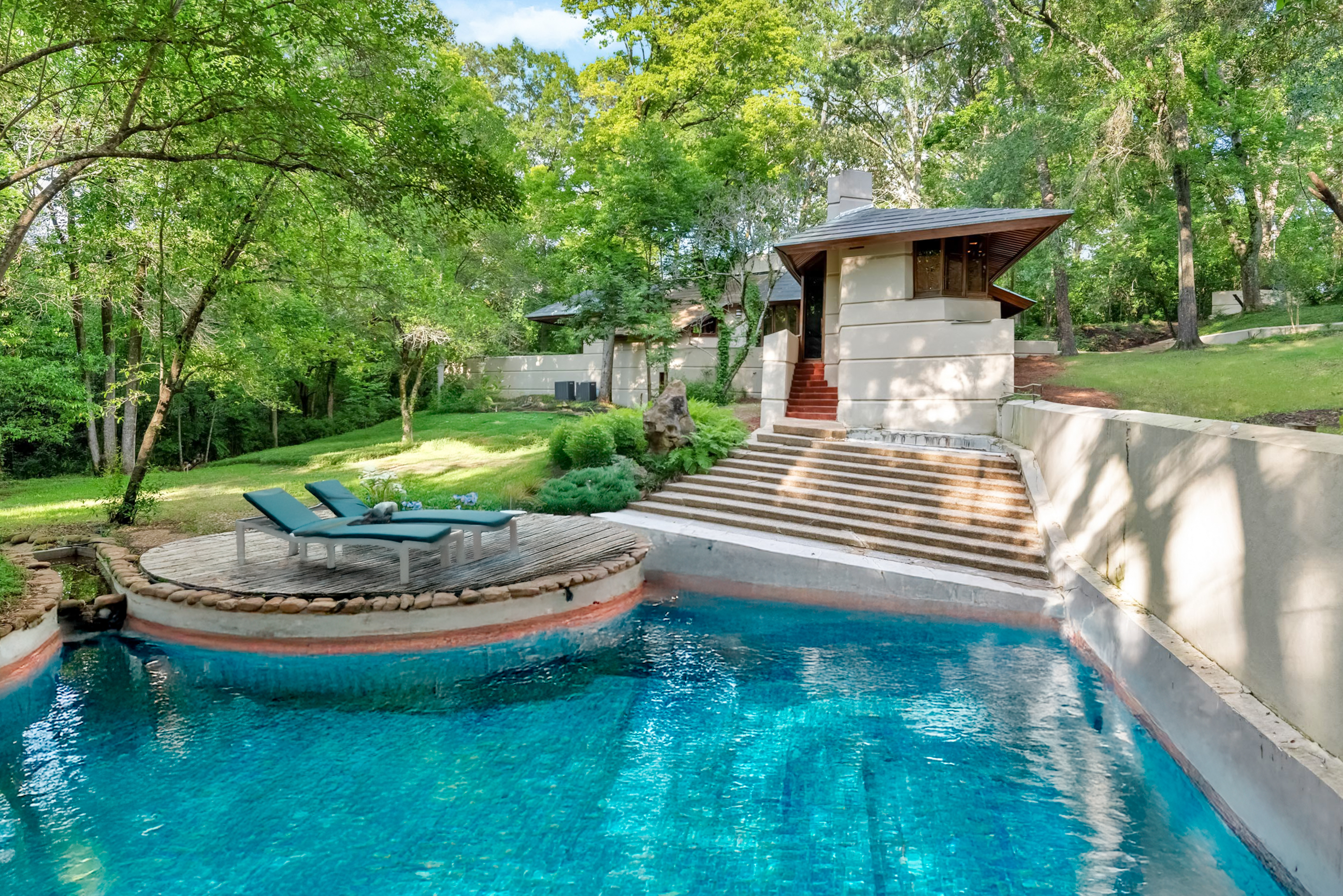 frank lloyd wright&#039;s the fountainhead, also known as J. Willis Hughes House
