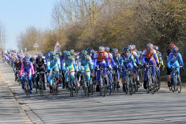 Astana and Rabobank set the pace behind the break