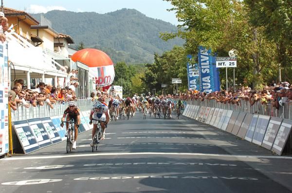 The sprint for second led by Leonardo Bertagnolli (Diquigiovanni)