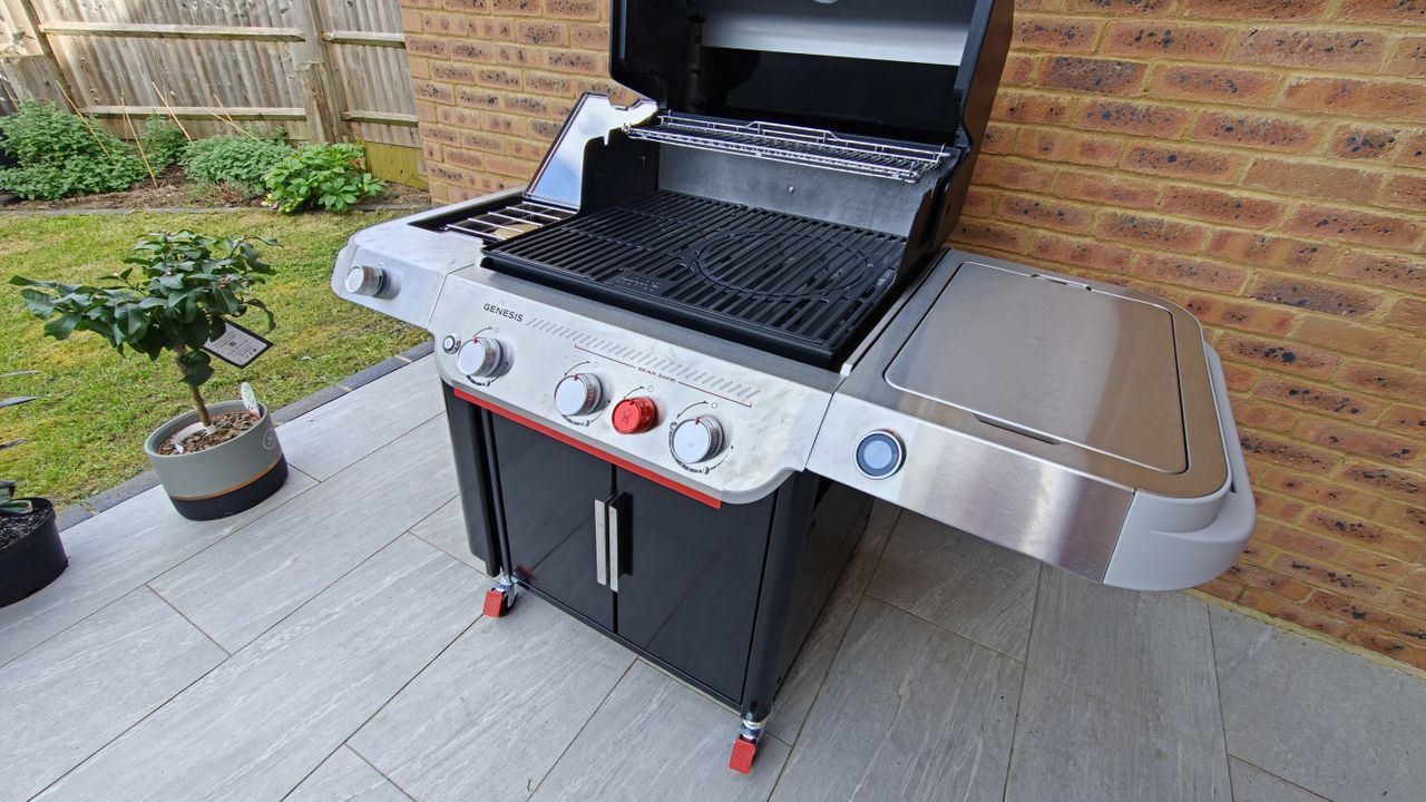 Weber Genesis EP-335W gas barbecue grill