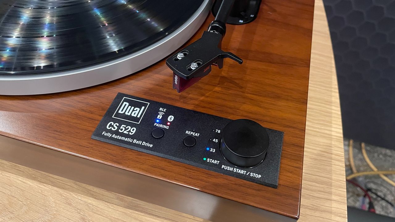 Dual CS 529 BT turntable close up on controls