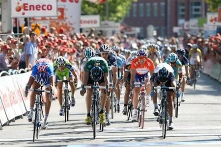 Greg Henderson (Sky) pips Kenny Van Hummel (Skil-Shimano) and teammate Edvald Boasson Hagen