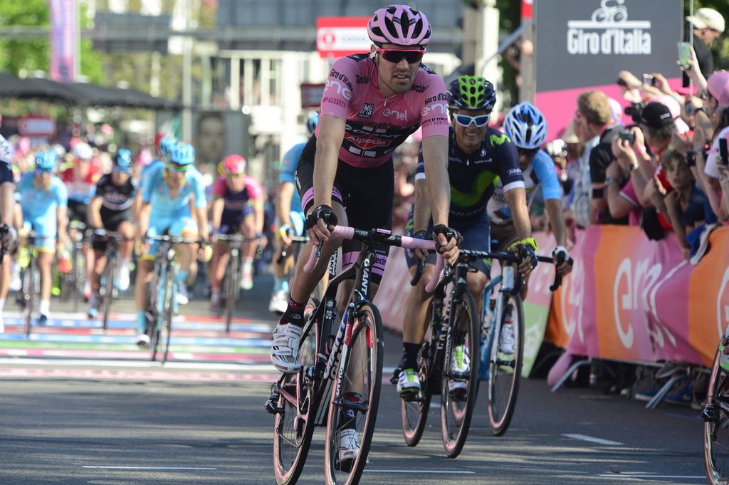 Tom Dumoulin (Giant-Alpecin) crosses the line and loses the maglia rosa