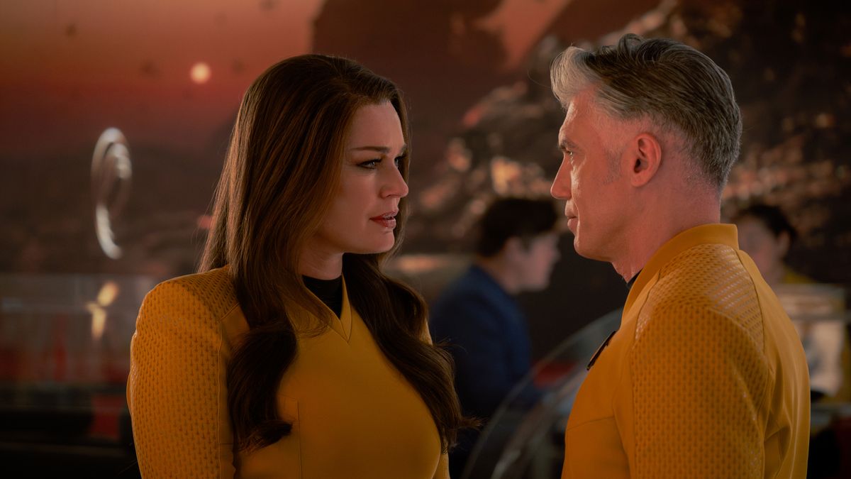 (L-R): Rebecca Romijn as Una and Anson Mount as Captain Pike in Star Trek: Strange New Worlds, episode 7, season 4