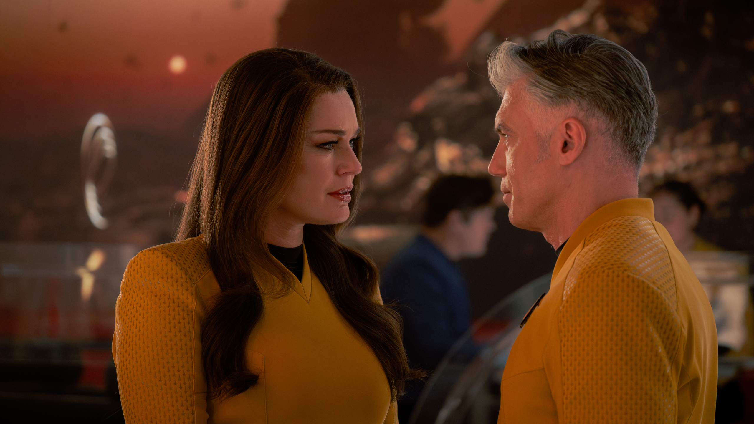 (L-R): Rebecca Romijn as Una and Anson Mount as Captain Pike in Star Trek: Strange New Worlds, episode 7, season 4