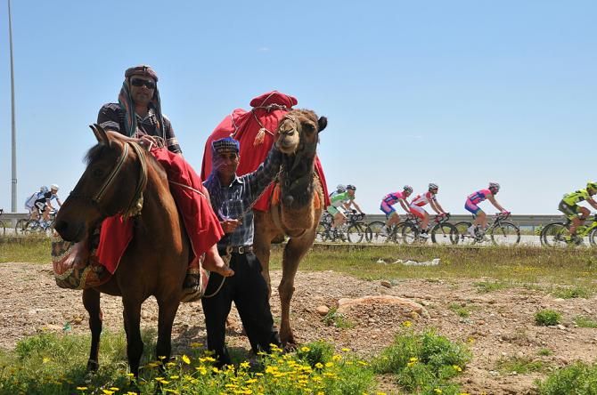 The locals enjoy the passage of the Tour of Turkey