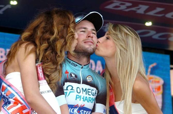 Mark Cavendish (Omega Pharma-Quick Step) enjoys the kisses