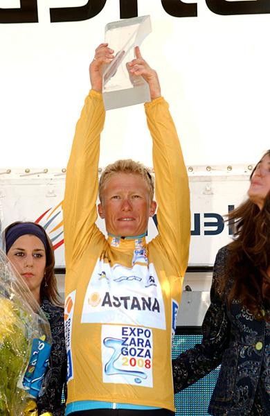 Alexandre Vinokourov (Astana) salutes with his winner's trophy
