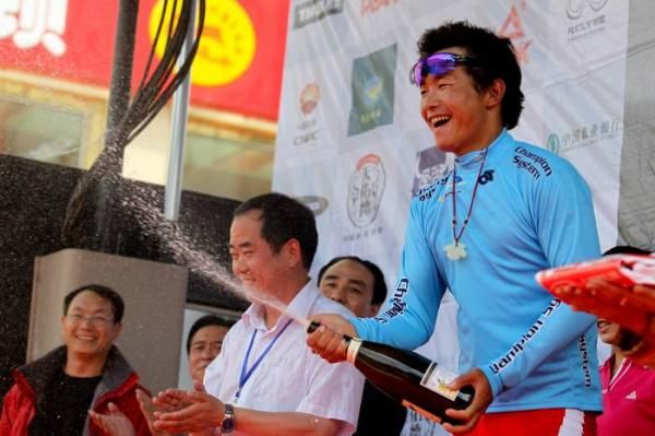 Kun Jiang (China) celebrates in the Asian leaders jersey.