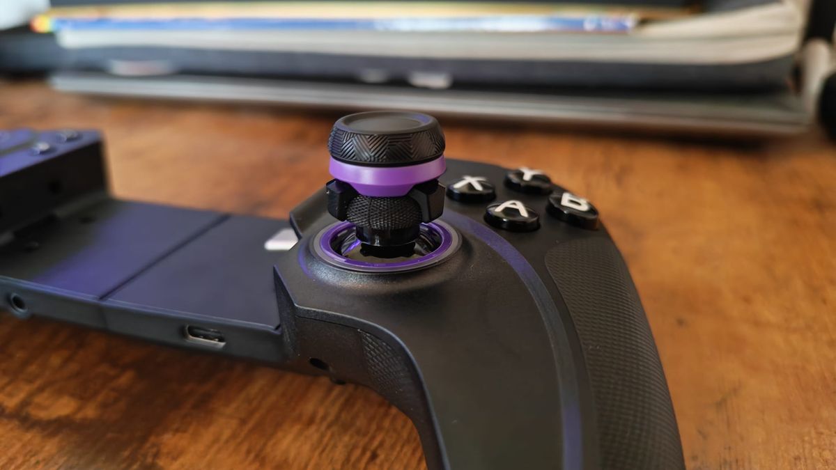 The extended thumbstick of the ELO Vagabond