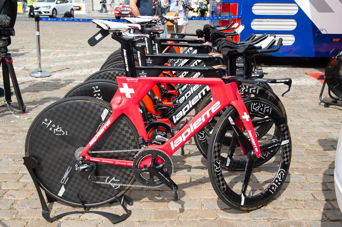 Stefan Kung's custom painted Lapierre Aerostorm in the colours of the Swiss national champion