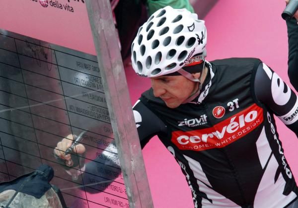 Carlos Sastre (Cervelo TestTeam) signs-on for his day at work