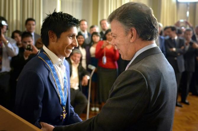 Nairo Quintana is congratualted by the president of Colombia