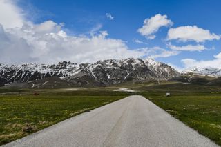 The road to the Campo Imperatore plateau