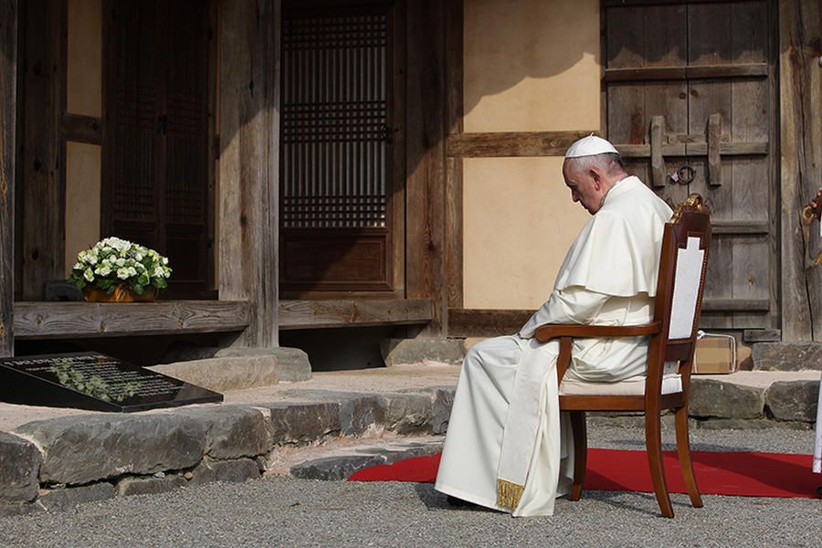 Pope Francis pauses for prayer at South Korean &amp;#039;cemetery for abortion victims&amp;#039;