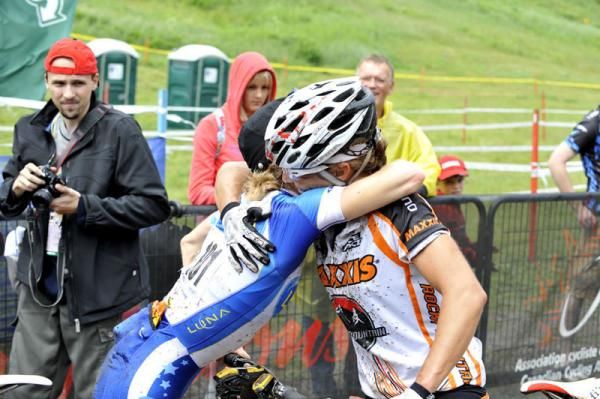 Marie-H&eacute;l&egrave;ne Pr&eacute;mont congratulates Catharine Pendrel after the race.