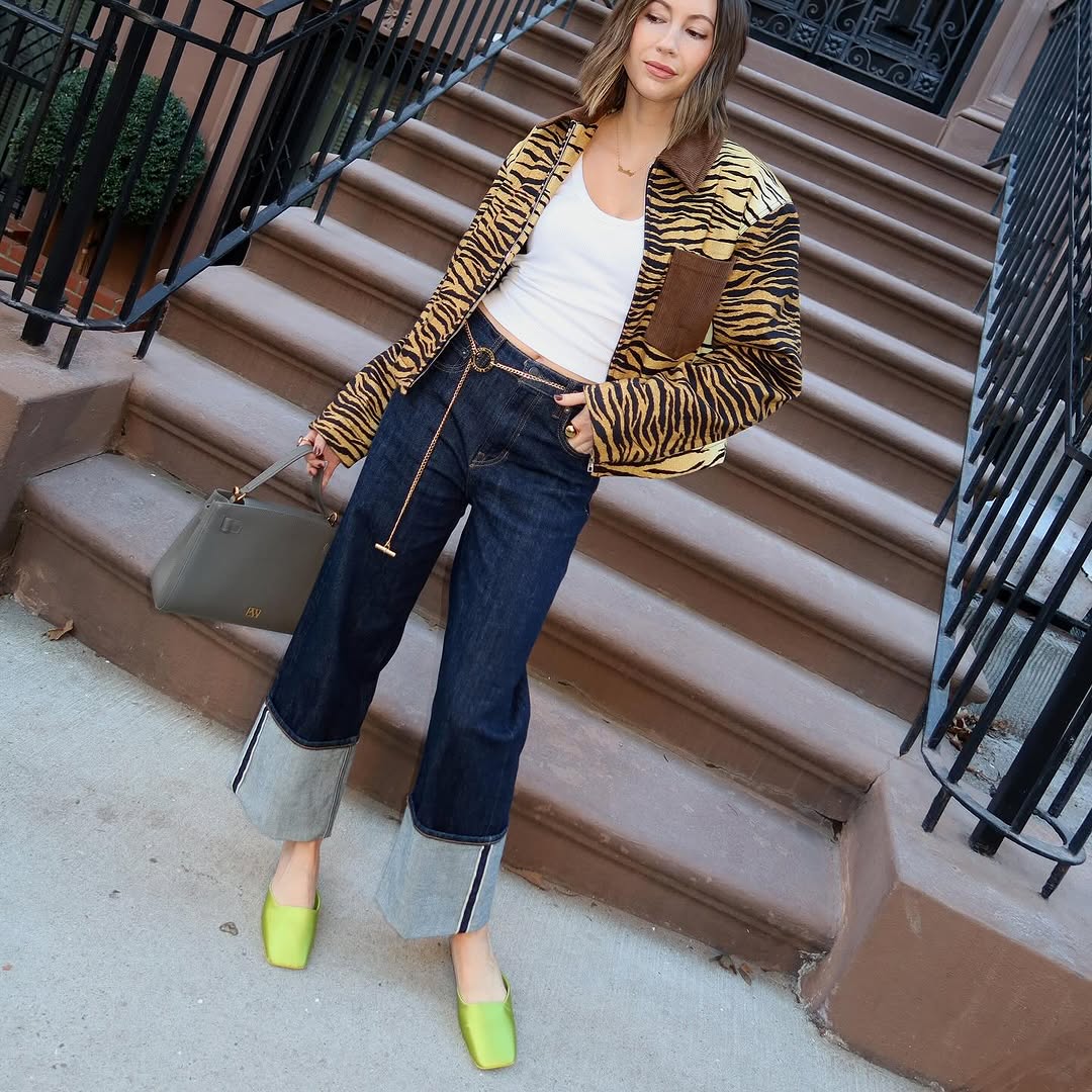 woman wearing best shoes to wear with dark wash jeans