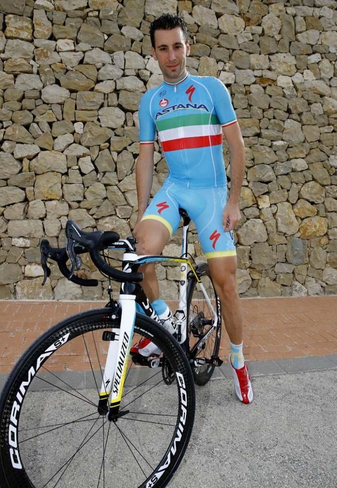 Nibali shows off his 2015 bike and jersey