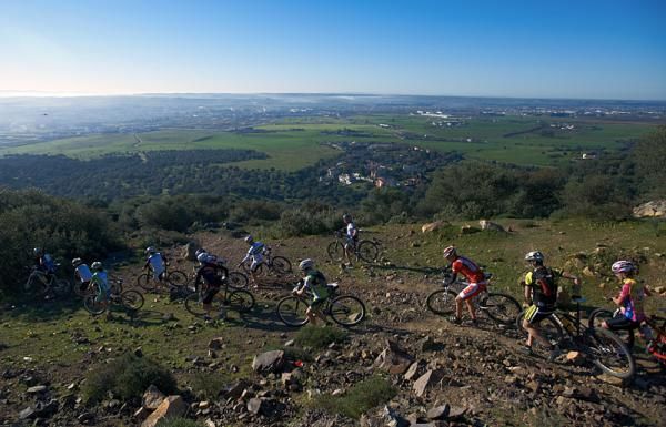 The peloton in a hike-a-bike section