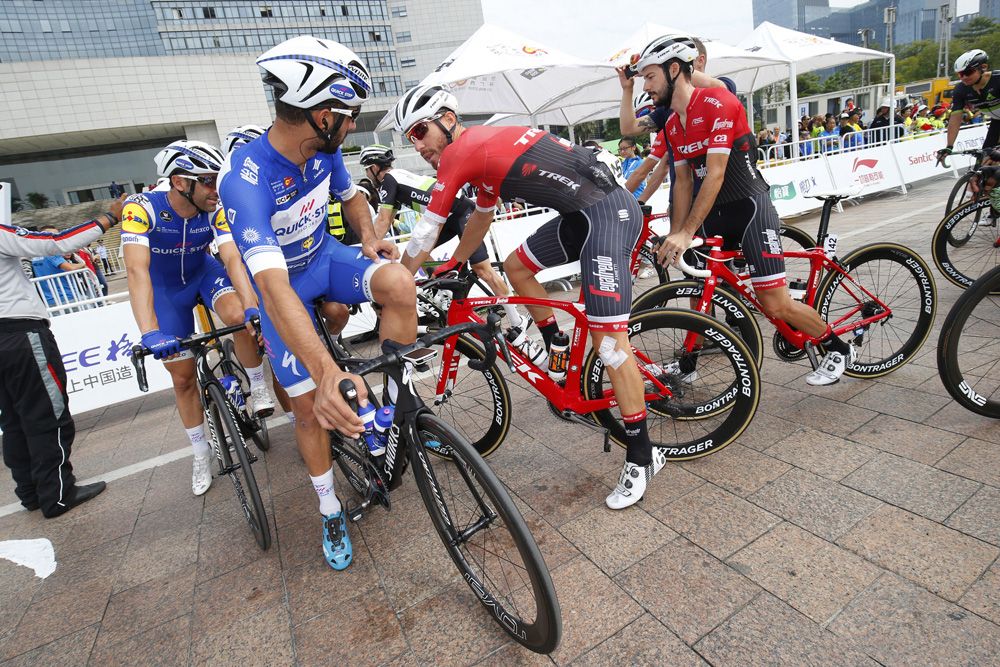 Fernando Gaviria and Giacomo Nizzolo exchange glances after the sprint