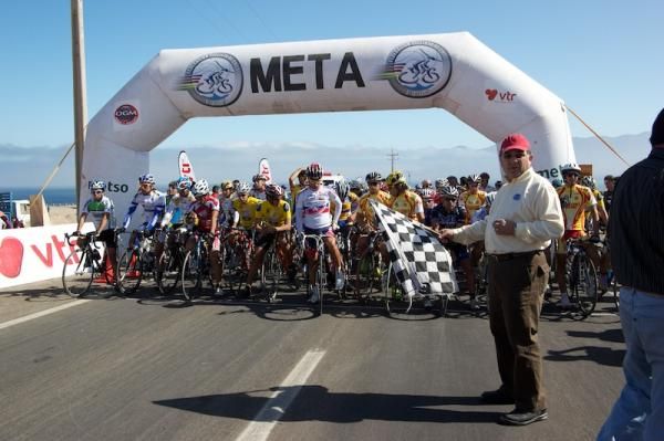 The president of the Chilean Cycling Federation, Oscar Gomez, gives the start.