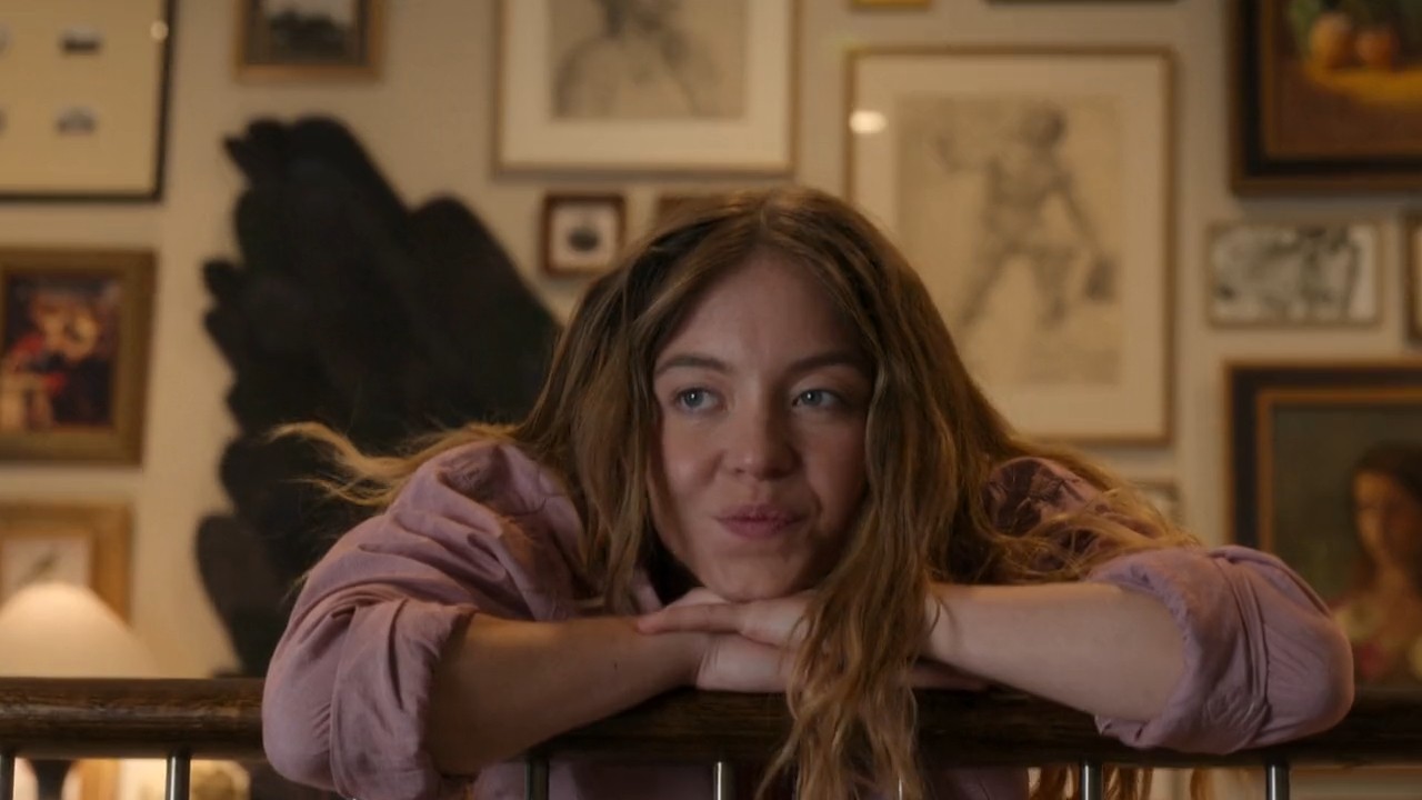 सिडनी स्वीनी हाऊसमेडमध्ये हसत आहे