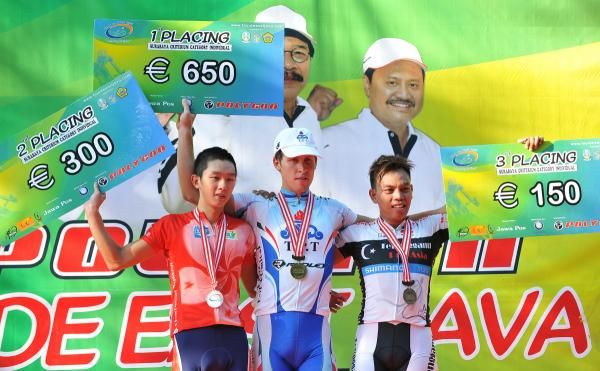 Stage 0 Surabaya Criterium winner, Boris Shpilevskiy (Rusia) from TPT (center) , Ho Ting Kwok (hong Kong) (left) second place, and Anuar Manan (Malaysia) (right) third place.