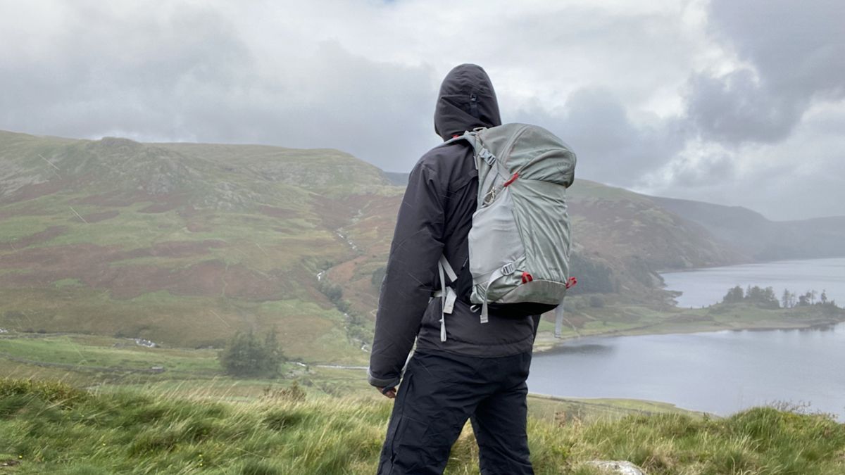 Osprey Hikelite 26 review an unfussy highly useable daypack for the trails and the streets Advnture