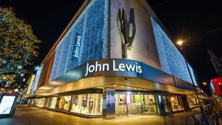 Un escaparate de John Lewis iluminado con muchas luces pequeñas