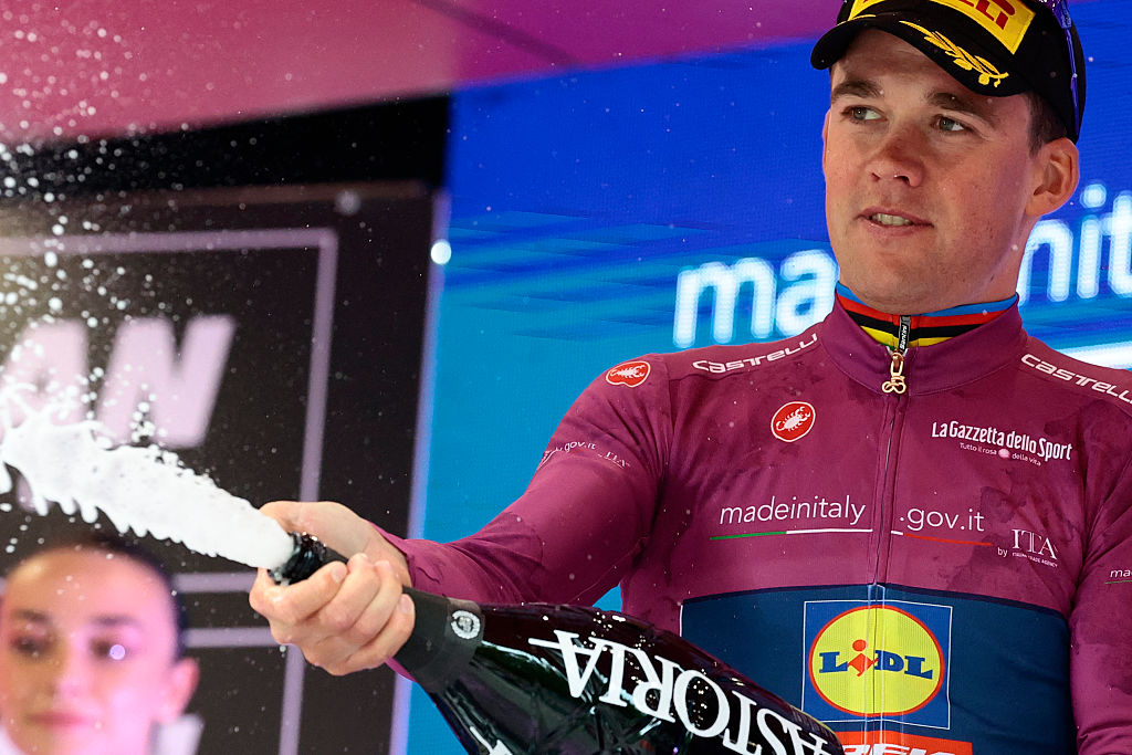 Mads Pedersen celebrates the Cyclamen Jersey at the Giro d&#039;Italia