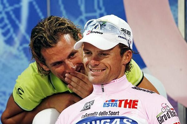 Pippo Pozzato shares a joke with maglia rosa Di Luca