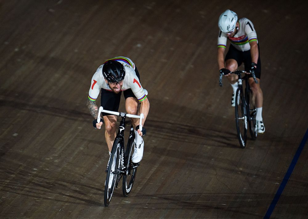Mark Cavendish and Bradley Wiggins (L) in action during the team elimination during the Six Day London