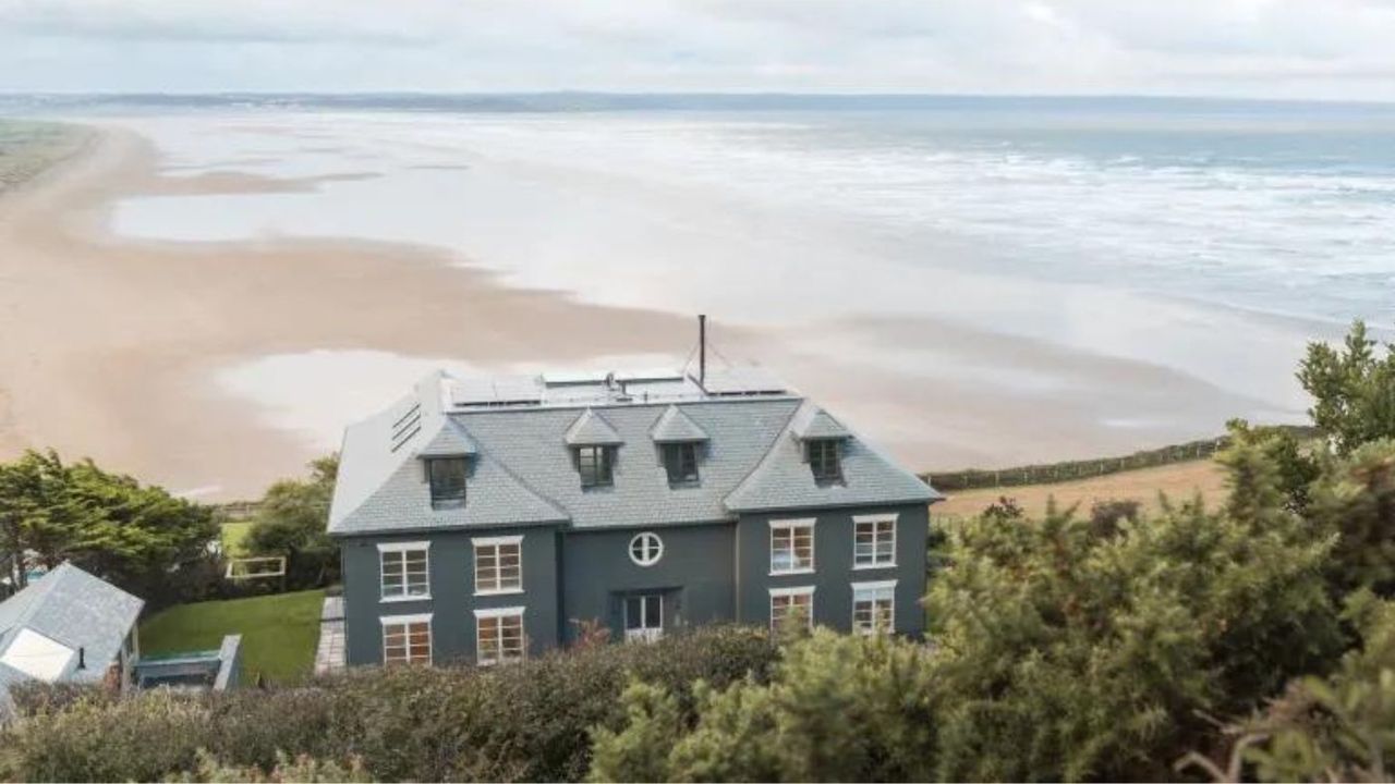 Chalet Saunton has a superb setting overlooking Saunton Sands