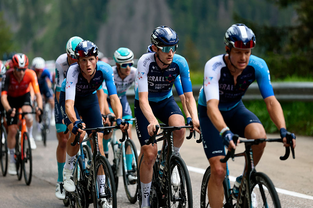 Israel-Premier Tech&#039;s Canadian rider Derek Gee (C) rides in the pack during the 17th stage of the 108th Giro d&#039;Italia cycling race, 155kms from San Michele all&#039;Adige to Bormio, on May 28, 2025. (Photo by Luca Bettini / AFP)