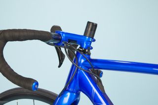 Image shows VAAST R/1 road bike with Shimano 105 groupset