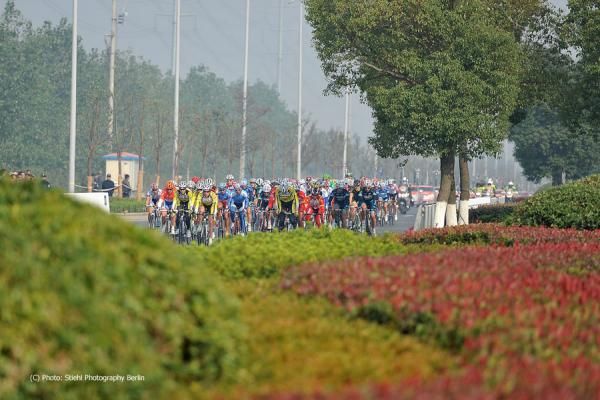 The peloton travel along the wide roads of Taihu Lake