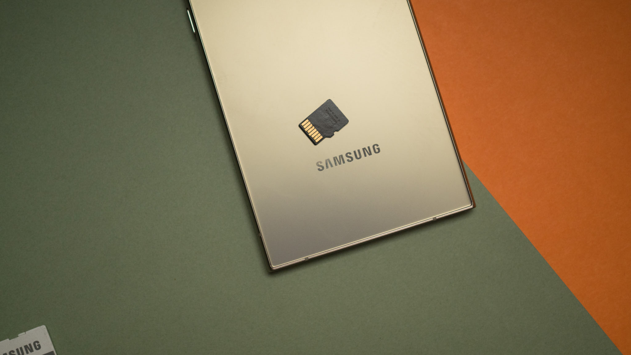 Galaxy S24 Ultra'nın arkasındaki MicroSD kart