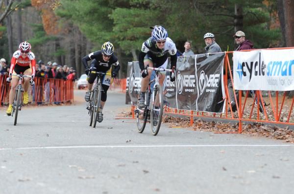 Sara Bresnick-Zocchi (crossresults.com p/b JRA Cycles) won the sprint for second from the front.