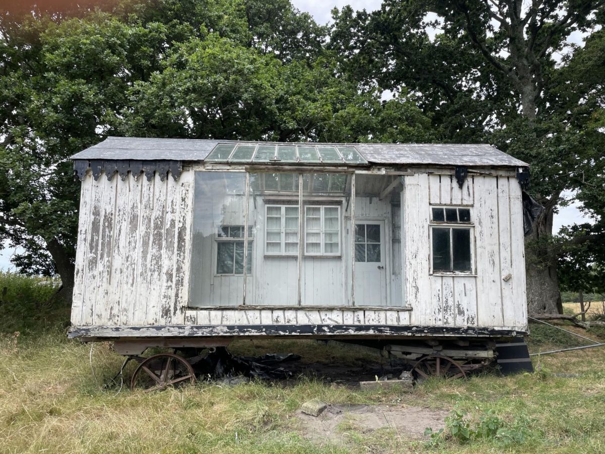 Nineteenth century mobile photographer&#039;s studio heading to auction