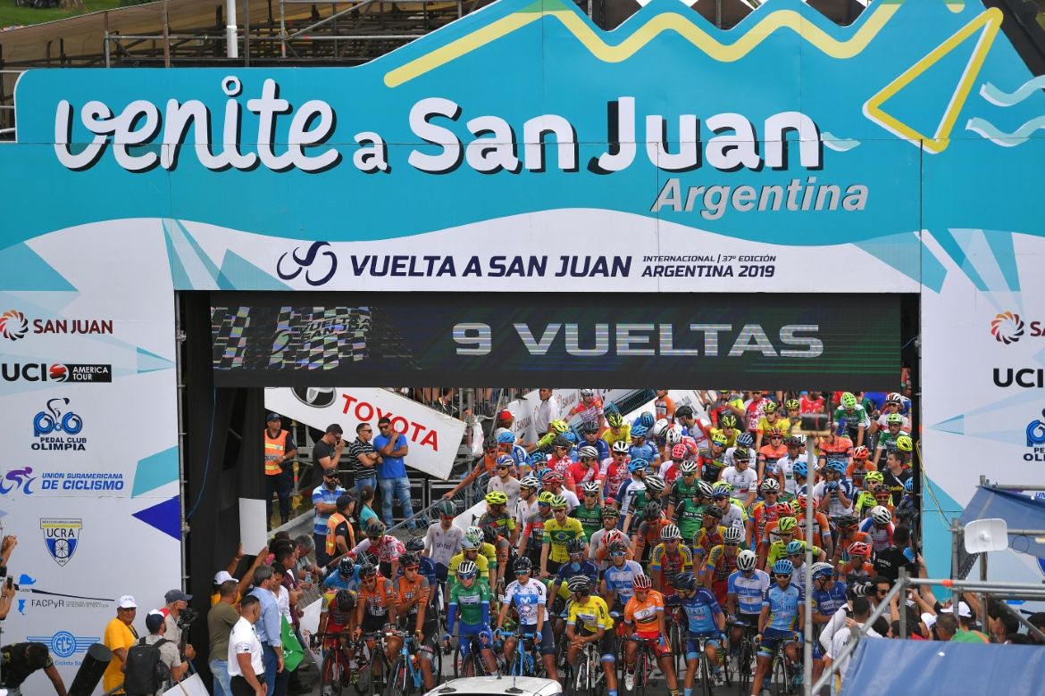 Riders wait for the start of stage 7