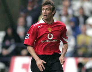 Gabriel Heinze playing for Manchester United against Bolton Wanderers, 2004