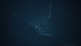 Huvudkaraktären i Little Nightmares 3 vandrar ensam ned för en lång, mörk trapp.